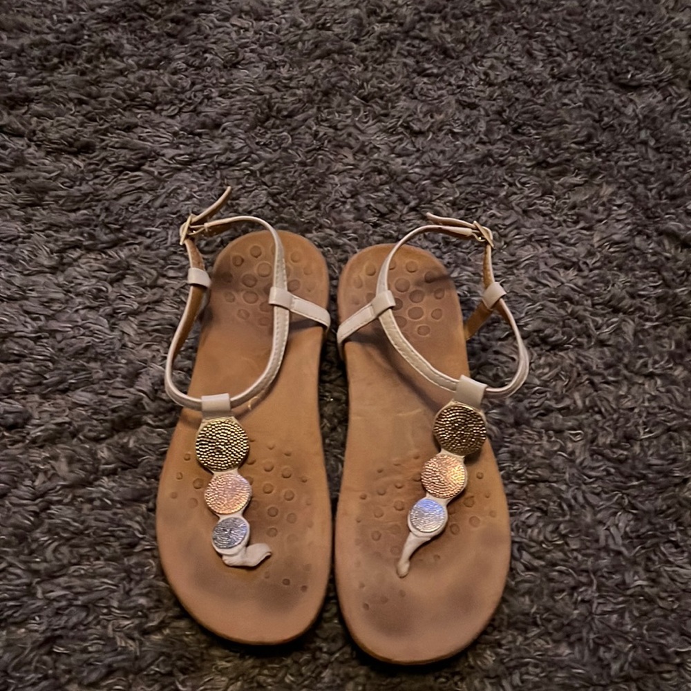 White vionic sandals